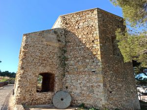 Antigua iglesia en la muralla de Tossa de Mar