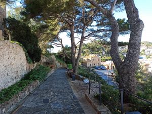 Bajada de la muralla de Tossa de Mar