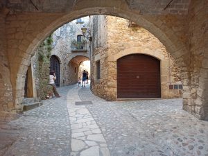 Entrada al barrio medieval de Pals